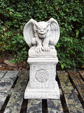 Load image into Gallery viewer, AGED STONE GARDEN SQUARE ROMAN PLINTH PEDESTAL AND GARGOYLE Statue GREMLIN Ornament
